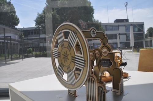 Bild der Gottlieb-Daimler-Schule 2, im Vordergrund ein technisches Werkstück