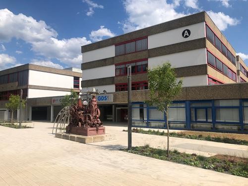 Außenansicht der Gottlieb-Daimler-Schule 1