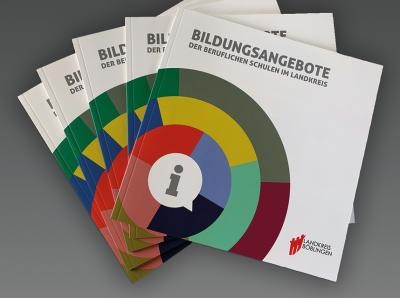 Schulbroschüre | Bild: Landratsamt Böblingen Mehrere Exemplare der Broschüre liegen aufgefächert vor einem dunkelgrauen Hintergrund