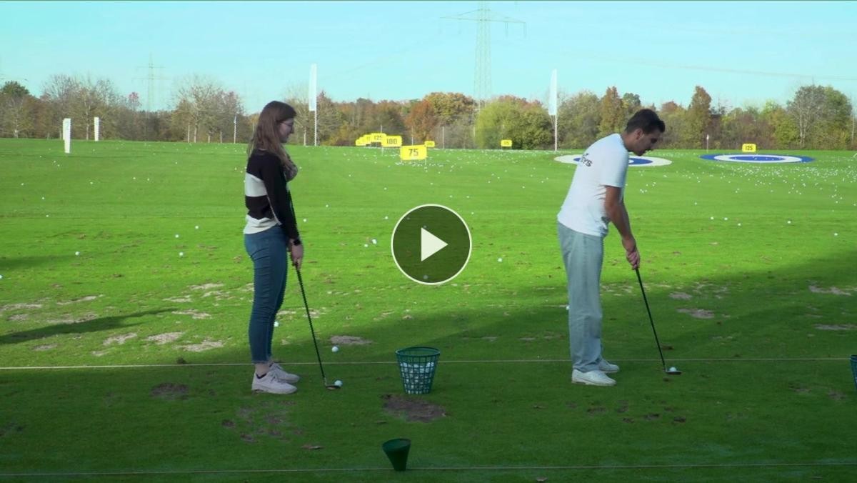 Zwei Jugendliche auf dem Golfplatz beim Üben