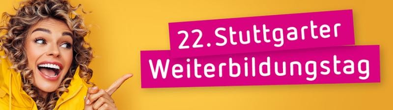 Lachende Frau auf gelbem Hintergrund zeigt auf die Schrift des 22. Stuttgarter Weiterbildungstages