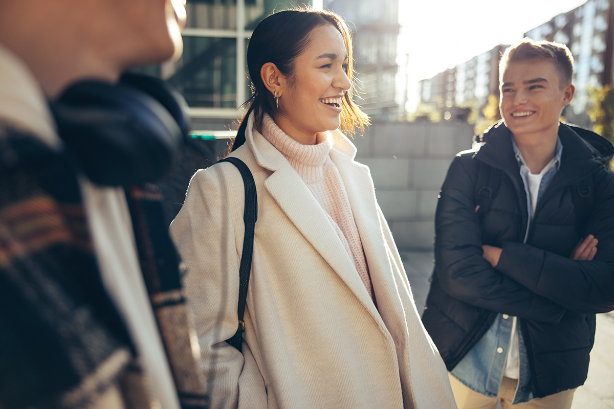 Lachende ältere Schülerin nach Schulschluss