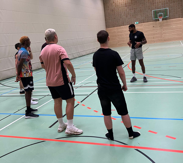 Schüler in einer Halle beim Training von Protactics mit Trainer