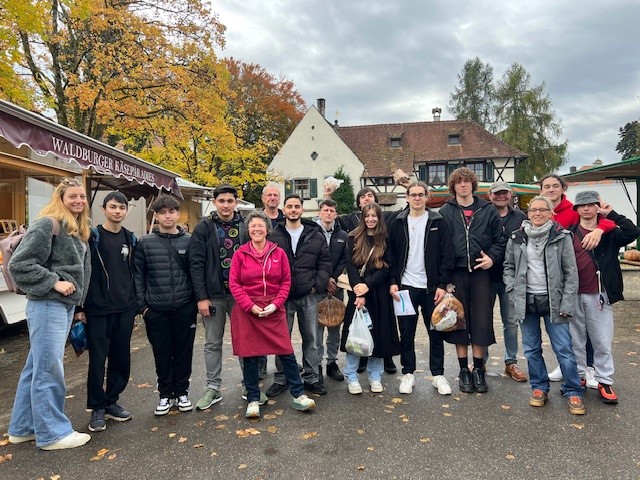 Eine Gruppe von Jugendlichen und Schulsozialarbeit beim Klassenausflug