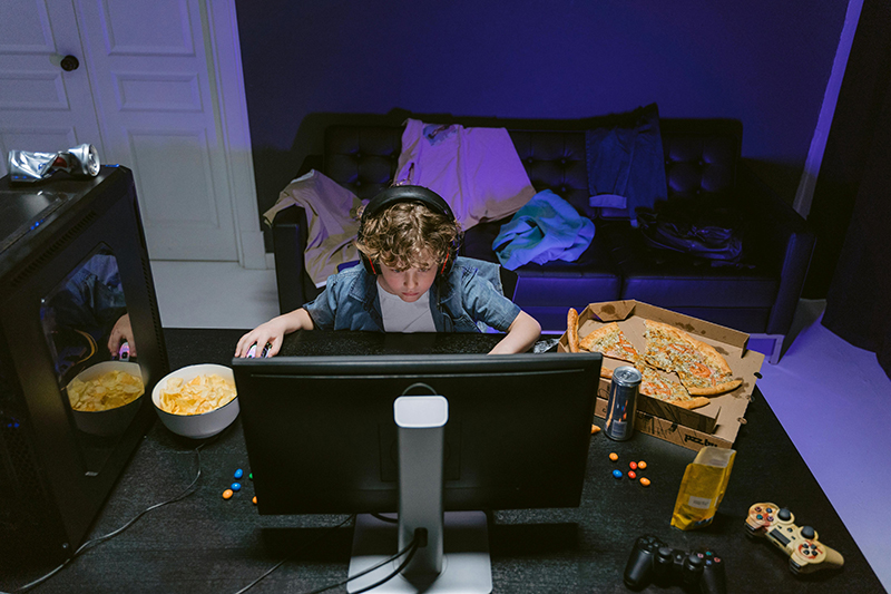 Jugendlicher beim Gaming im Zimmer