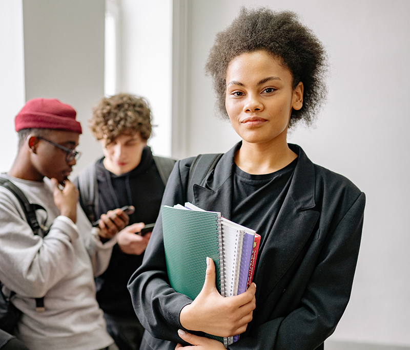 Eine Gruppe von Personen mit Migrationshintergrund in einem Klassenzimmer