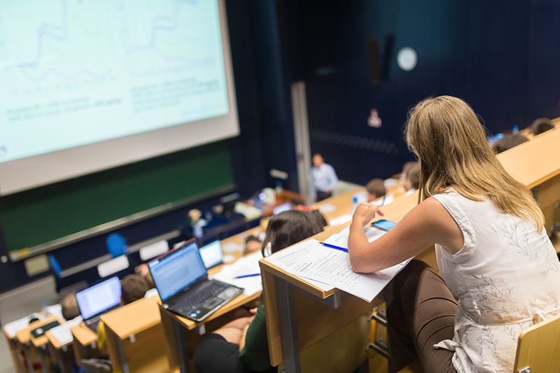 Studierende in einem Vorlesungssaal