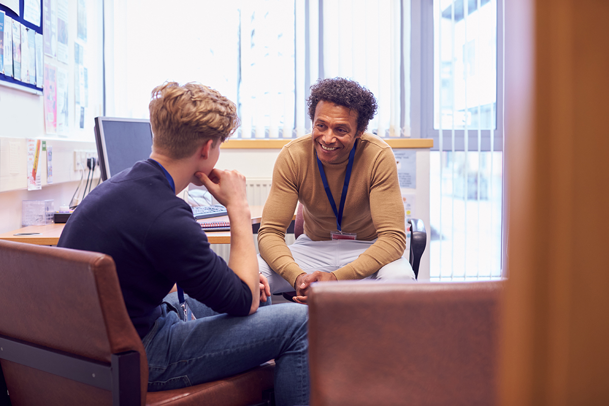 Schüler im Gespräch mit einem Berater