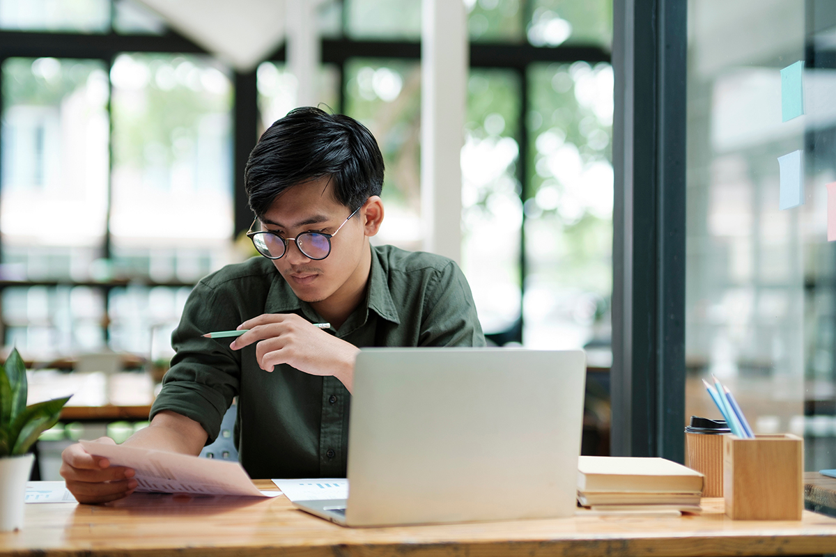 Ein Schüler bei der Recherche am Laptop