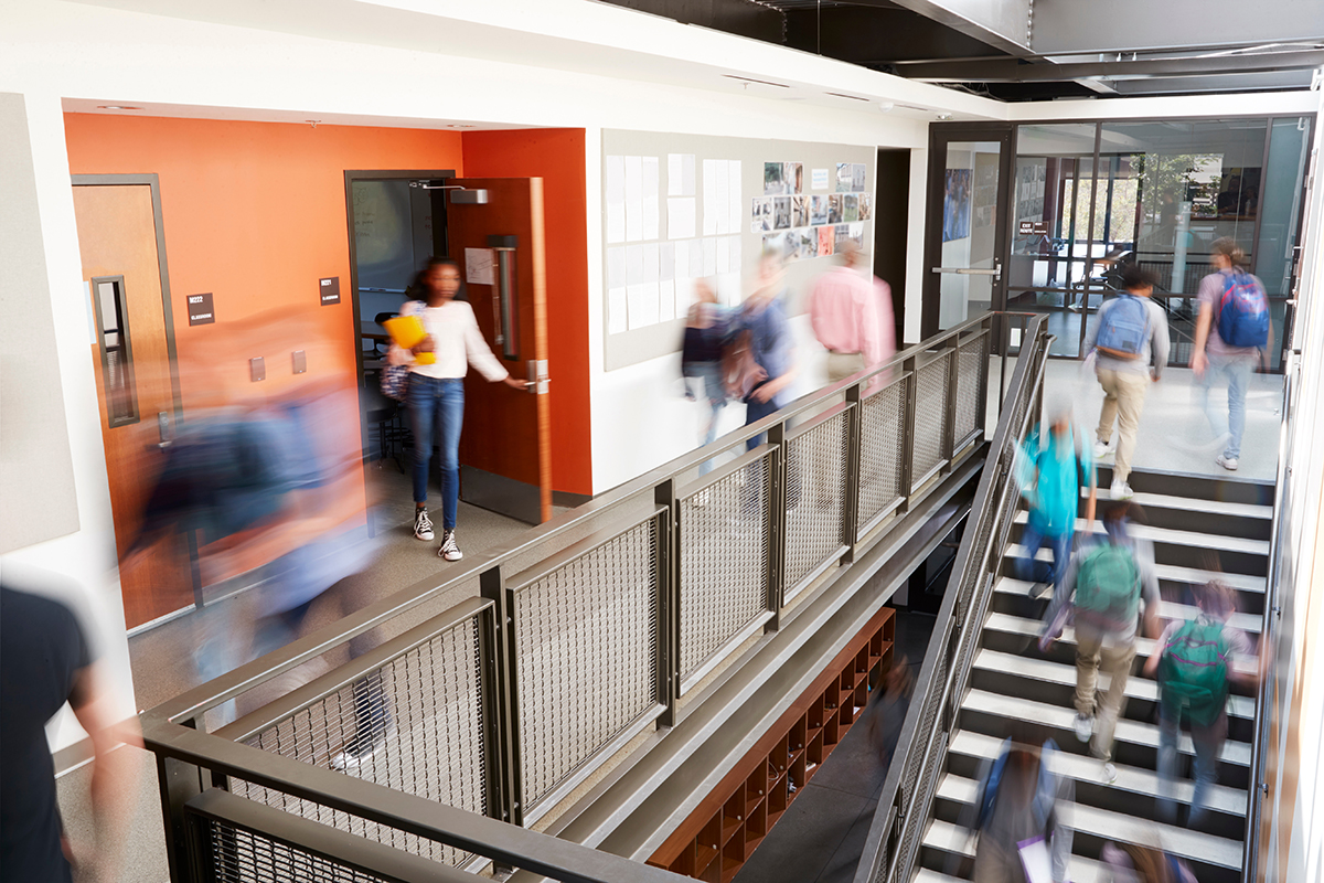 Bild eines Treppenhauses einer Schule