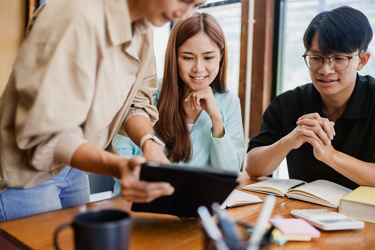 Zwei Schüler bei der Beratung zum Beruf