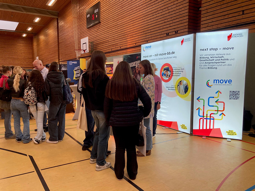 Eine Gruppe von Jugendlichen bei einer Ausbildungsmesse