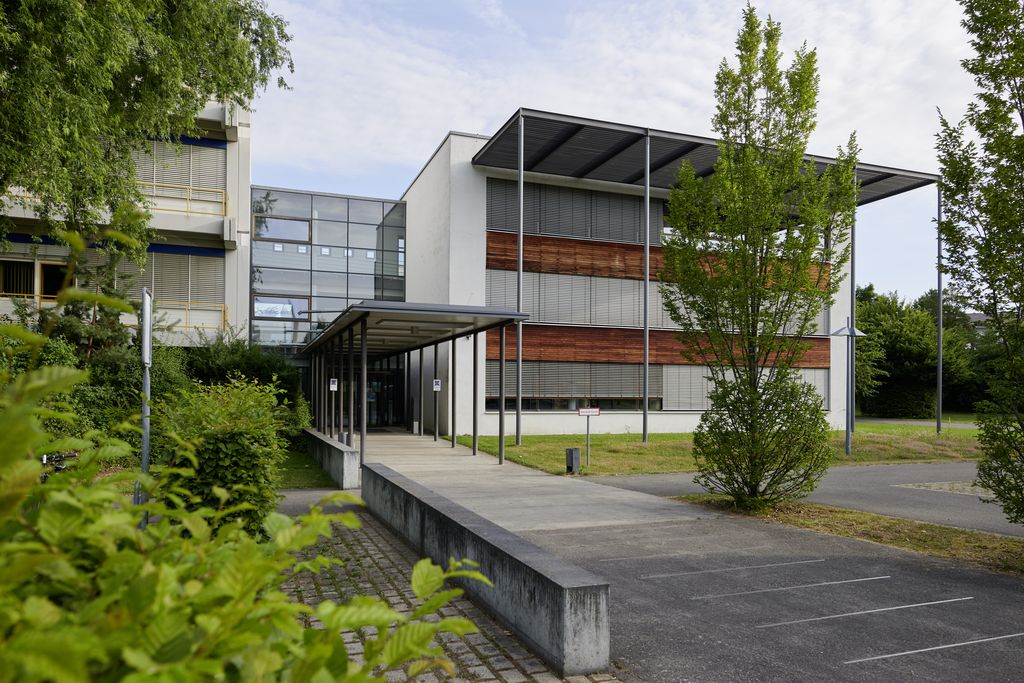 Ansicht des Eingangs des Gebäudes Hermann Hollerit Zentrums in Böblingen