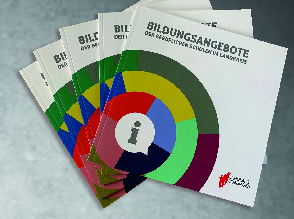 Abbildung mehrerer Broschüren Bildungsangebote des Landkreis Böblingen